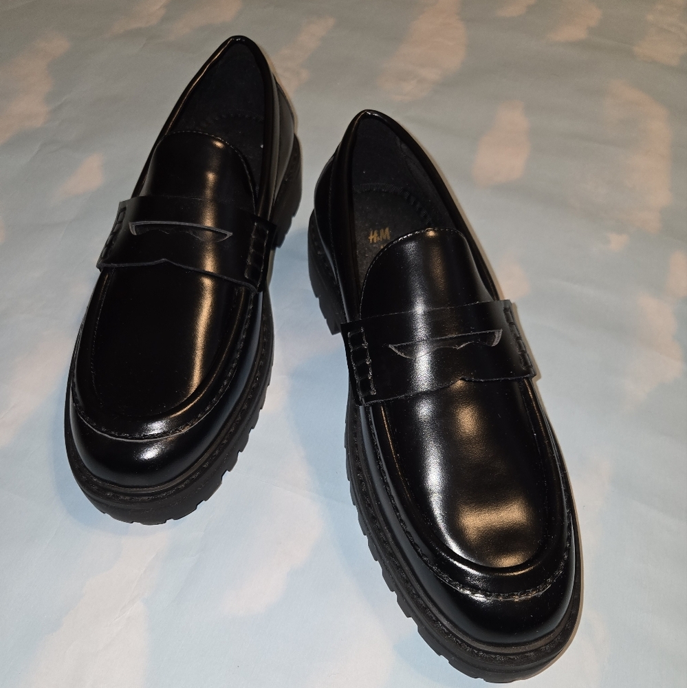 H&M Black Loafers with Glossy Finish and Pointed Toe